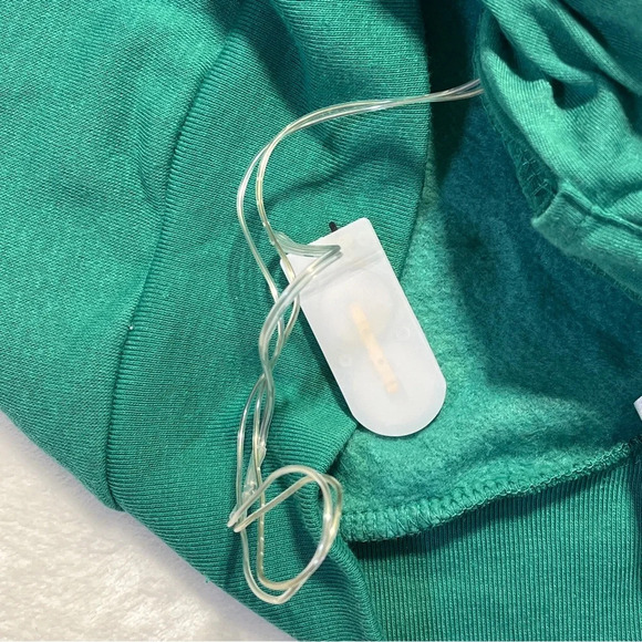 PEANUTS Snoopy Light Up Junior Christmas Sweatshirt Green Small NWOT (Flaw) - Picture 7 of 10